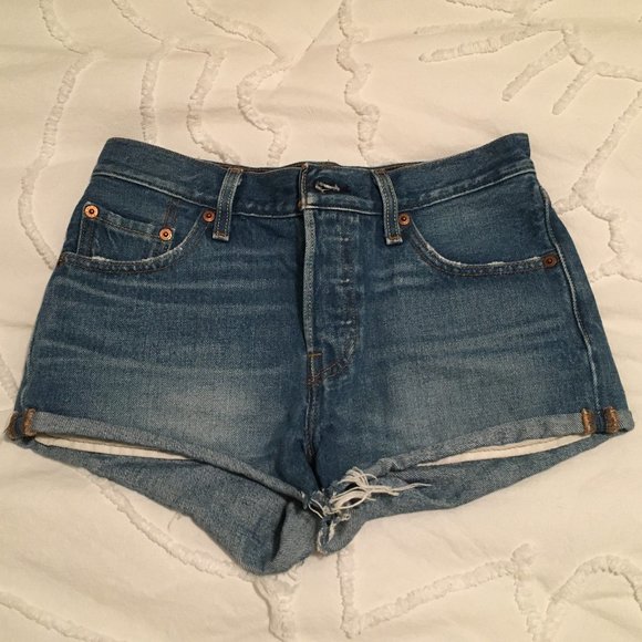 Levi's 501 Shorts - Picture 2 of 4
